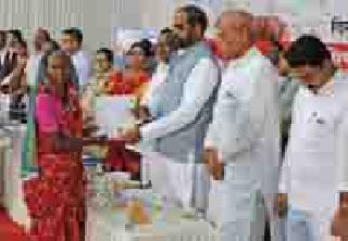 Take advantage of central government schemes | केंद्र शासनाच्या योजनांचा लाभ घ्या