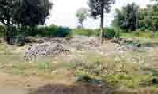 The trash siege in the cemetery | स्मशानभूमीला कचऱ्याचा वेढा The trash siege in the cemetery | स्मशानभूमीला कचऱ्याचा वेढा