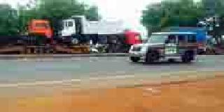 Documents and ammunition from the vertical truck ran | उभ्या ट्रकमधून कागदपत्रे व रक्कम पळविली Documents and ammunition from the vertical truck ran | उभ्या ट्रकमधून कागदपत्रे व रक्कम पळविली