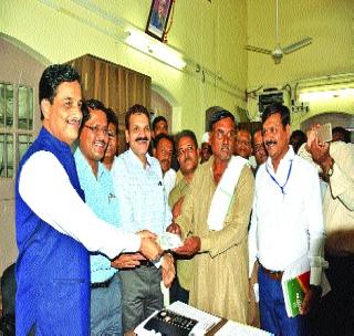Ten thousand loans to farmers started! | शेतक-यांना दहा हजारांच्या कर्ज वाटपाला प्रारंभ! Ten thousand loans to farmers started! | शेतक-यांना दहा हजारांच्या कर्ज वाटपाला प्रारंभ!