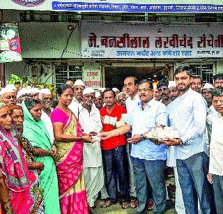 Puneites have served the Warkaris | पुणेकरांनी केली वारकऱ्यांची सेवा Puneites have served the Warkaris | पुणेकरांनी केली वारकऱ्यांची सेवा