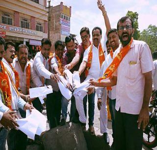 Holi orders Kjarmami order by Shivsena | शिवसेनेतर्फे कजर्माफी आदेशाची होळी