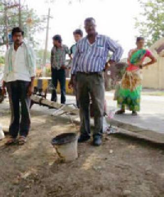 Cows died due to collapsing of pedestrians | बैलबंडीने खांब कोसळल्याने गाईचा मृत्यू