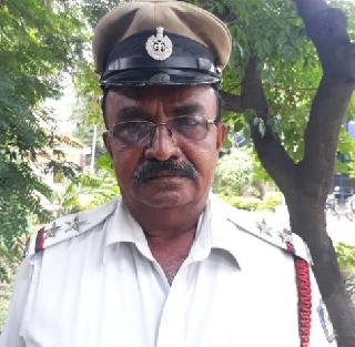 The President's stance stopped and he gave priority to the ambulance! | राष्ट्रपतींचा ताफा थांबवून त्याने रुग्णवाहिकेला दिले प्राधान्य! The President's stance stopped and he gave priority to the ambulance! | राष्ट्रपतींचा ताफा थांबवून त्याने रुग्णवाहिकेला दिले प्राधान्य!