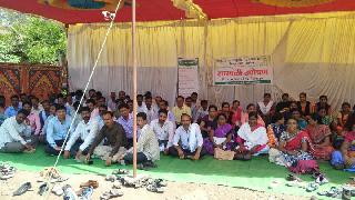 Initiatives for the procurement of agricultural assistants | कृषी सहायकांच्या साखळी उपोषणास प्रारंभ Initiatives for the procurement of agricultural assistants | कृषी सहायकांच्या साखळी उपोषणास प्रारंभ