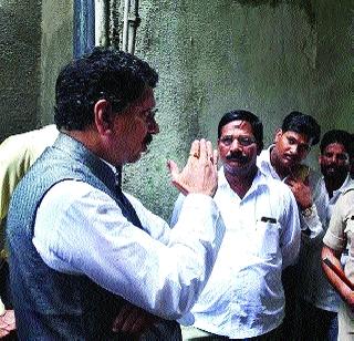 Karjat police colony inspection by the Minister of Homeland Security | गृहराज्यमंत्र्यांनी केली कर्जत पोलीस वसाहतीची पाहणी Karjat police colony inspection by the Minister of Homeland Security | गृहराज्यमंत्र्यांनी केली कर्जत पोलीस वसाहतीची पाहणी