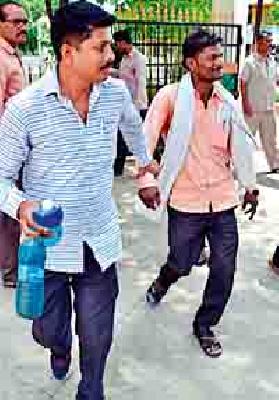 Self-help efforts of disabled people are unsuccessful | अपंगांचा आत्मदहनाचा प्रयत्न फसला