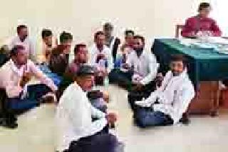 Thieves of the farmers in the Tehsil office | तहसील कार्यालयात शेतकऱ्यांचा ठिय्या Thieves of the farmers in the Tehsil office | तहसील कार्यालयात शेतकऱ्यांचा ठिय्या