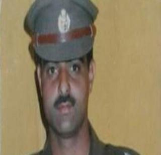 Outside the mosque in Jammu and Kashmir, the police officer assassinated and assaulted the police officer | जम्मू-काश्मीरमध्ये मशिदीबाहेर जमावाकडून पोलीस अधिकाऱ्याची बेदम मारहाण करून हत्या Outside the mosque in Jammu and Kashmir, the police officer assassinated and assaulted the police officer | जम्मू-काश्मीरमध्ये मशिदीबाहेर जमावाकडून पोलीस अधिकाऱ्याची बेदम मारहाण करून हत्या