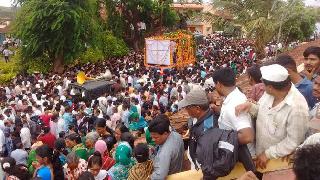 VIDEO - Last message for Savan Mane in the crowd | VIDEO - विराट गर्दीत सावन माने यांना अखेरचा निरोप VIDEO - Last message for Savan Mane in the crowd | VIDEO - विराट गर्दीत सावन माने यांना अखेरचा निरोप