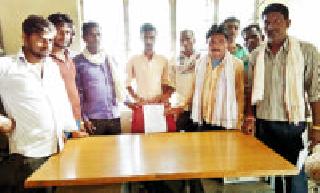 Confused villagers stuck to the engineer's chair | संतप्त गावकऱ्यांनी अभियंत्याच्या खुर्चीला चिपकवले निवेदन Confused villagers stuck to the engineer's chair | संतप्त गावकऱ्यांनी अभियंत्याच्या खुर्चीला चिपकवले निवेदन