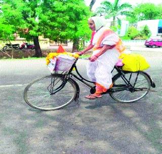 Bharat delirium by cycling 'super grandmother' | ‘सुपर आजी’ ची सायकलने भारत भ्रमंती Bharat delirium by cycling 'super grandmother' | ‘सुपर आजी’ ची सायकलने भारत भ्रमंती
