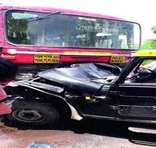 Black-yellow and ST; 17 injured | काळी-पिवळी व एसटीची धडक; १७ जखमी Black-yellow and ST; 17 injured | काळी-पिवळी व एसटीची धडक; १७ जखमी