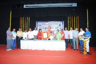 Dhananjay Gunday is a literary yoga researcher | धनंजय गुंडे म्हणजे साक्षेपी योग संशोधक Dhananjay Gunday is a literary yoga researcher | धनंजय गुंडे म्हणजे साक्षेपी योग संशोधक