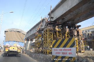 Saturn is trapped on the flypot trap! | साताऱ्यात उड्डाणपुलाचा सापळा गंजला!