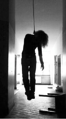 Suicide by taking a maiden's assault | युवतीची गळफास घेऊन आत्महत्त्या Suicide by taking a maiden's assault | युवतीची गळफास घेऊन आत्महत्त्या