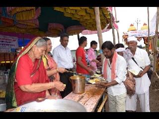 Pandhari Vary: The young circles engaged in the meal! | पंढरीची वारी : जेवणावळीच्या तयारीत गुंतली तरुण मंडळे !