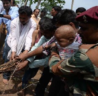 On the first birthday itself, the Shahidala bhadagani bhadagani | पहिल्या वाढदिवसालाच चिमुकल्याने दिला शहीदाला भडाग्नी On the first birthday itself, the Shahidala bhadagani bhadagani | पहिल्या वाढदिवसालाच चिमुकल्याने दिला शहीदाला भडाग्नी