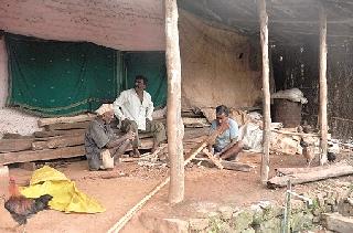 Work in the school at Radaragari taluka hurry | राधानगरी तालुक्यात सुतार शाळेत कामांची घाई Work in the school at Radaragari taluka hurry | राधानगरी तालुक्यात सुतार शाळेत कामांची घाई