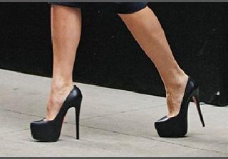 Do you know that once only the hills are used by the hills? | कोणे एकेकाळी हाय हिल्स फक्त पुरुषच वापरत हे माहितीये? Do you know that once only the hills are used by the hills? | कोणे एकेकाळी हाय हिल्स फक्त पुरुषच वापरत हे माहितीये?