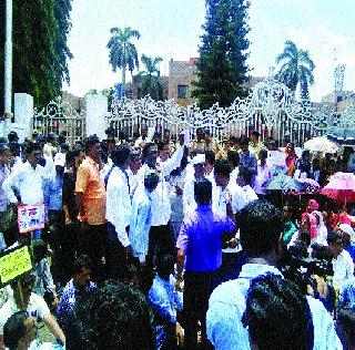 Joint Enforcement Administration Against Fifth Growth | फीवाढीविरोधात जेएनपीटी प्रशासनाला घेराव