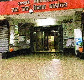 Encroachment of hawkers on railway bridge | रेल्वे पुलावर फेरीवाल्यांचे अतिक्रमण Encroachment of hawkers on railway bridge | रेल्वे पुलावर फेरीवाल्यांचे अतिक्रमण