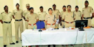 Militant gang robbery gang rape; Respect to police | महिलांचे दागिने लुटणारी टोळी जेरबंद; पोलिसांचा सन्मान Militant gang robbery gang rape; Respect to police | महिलांचे दागिने लुटणारी टोळी जेरबंद; पोलिसांचा सन्मान