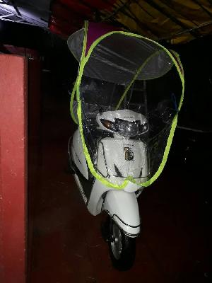 The umbrella turned to the two wheelers | दुचाकींनाही लागलाय छत्रीचा लळा