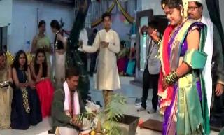 Instead of fire, the tree was considered a witness to the Sappadadi | अग्निऐवजी झाडाला साक्षी मानत झाली त्यांची सप्तपदी Instead of fire, the tree was considered a witness to the Sappadadi | अग्निऐवजी झाडाला साक्षी मानत झाली त्यांची सप्तपदी