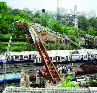 Megabal due to megablock | मेगाब्लॉकमुळे झाले मेगाहाल Megabal due to megablock | मेगाब्लॉकमुळे झाले मेगाहाल