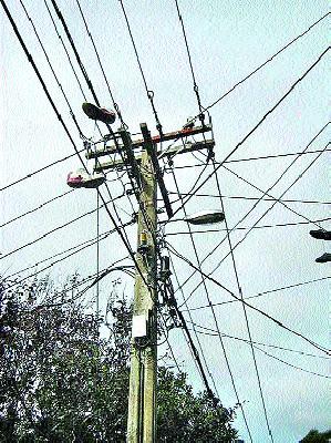 The risk of overhead channels can be fixed | ओव्हरहेड वाहिन्यांचा धोका कायम The risk of overhead channels can be fixed | ओव्हरहेड वाहिन्यांचा धोका कायम