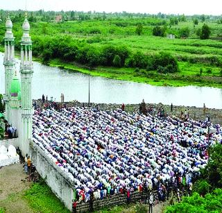 Eid prayers of blacksmith by ringing the murder of the murderer | हत्येच्या निषेधार्थ काळी पट्टी बांधून ईदचे नमाज पठण Eid prayers of blacksmith by ringing the murder of the murderer | हत्येच्या निषेधार्थ काळी पट्टी बांधून ईदचे नमाज पठण