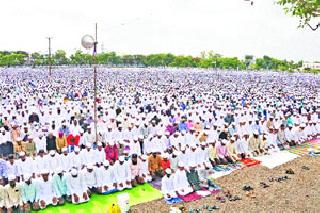 Eid in district district with Malegaon | मालेगावसह जिल्ह्यात ईद उत्साहात