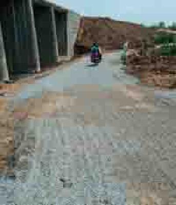 Eventually the ballast spread on the way of the contractor | अखेर ‘त्या’ मार्गावर कंत्राटदाराने पसरविली गिट्टी