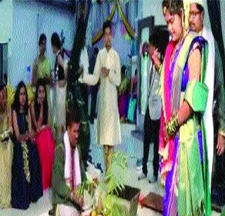 Instead of fire, 'Saptapadi' | अग्निऐवजी झाडाच्या साक्षीने ‘सप्तपदी’ Instead of fire, 'Saptapadi' | अग्निऐवजी झाडाच्या साक्षीने ‘सप्तपदी’