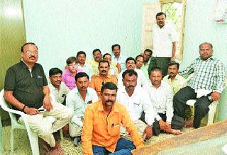 The group's stirring movement | गटसचिवांचे ठिय्या आंदोलन