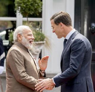 Do not know why tweet! Twitter Prime Minister's Hindi tweet seen on Twitter | कळता ट्विट कळेना ! नेदरलँण्डच्या पंतप्रधानांचं हिंदी ट्विट पाहून ट्विटरकर हैराण Do not know why tweet! Twitter Prime Minister's Hindi tweet seen on Twitter | कळता ट्विट कळेना ! नेदरलँण्डच्या पंतप्रधानांचं हिंदी ट्विट पाहून ट्विटरकर हैराण