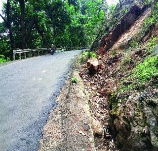Risk of stricken Matheran Ghat | माथेरान घाटात दरडीचा धोका Risk of stricken Matheran Ghat | माथेरान घाटात दरडीचा धोका