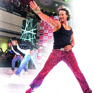 Tigers dance enters Pune | टायगरच्या नृत्यांजलीने पुणेकर मंत्रमुग्ध Tigers dance enters Pune | टायगरच्या नृत्यांजलीने पुणेकर मंत्रमुग्ध