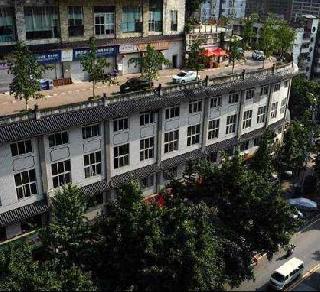 Vehicles running from this five storey building | या पाच मजली इमारतीवरून धावतात वाहने Vehicles running from this five storey building | या पाच मजली इमारतीवरून धावतात वाहने