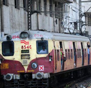 Harbor Rail jam is carrying the underground tunnels | रुळाखालील खडी वाहून गेल्यानं हार्बर रेल्वे ठप्प Harbor Rail jam is carrying the underground tunnels | रुळाखालील खडी वाहून गेल्यानं हार्बर रेल्वे ठप्प