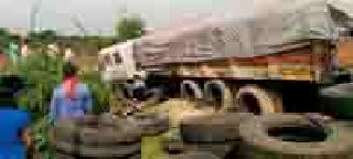 Accident on Ghugghus-Chandrapur road | घुग्घुस-चंद्रपूर मार्गावर अपघात Accident on Ghugghus-Chandrapur road | घुग्घुस-चंद्रपूर मार्गावर अपघात