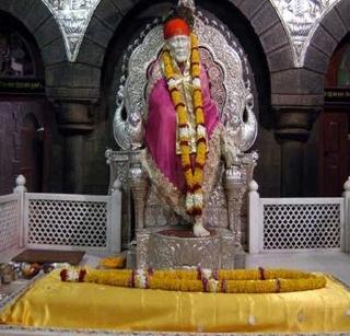 Shirdi Laddu employees' agitation | शिर्डीत लाडू कर्मचाऱ्यांचे आंदोलन Shirdi Laddu employees' agitation | शिर्डीत लाडू कर्मचाऱ्यांचे आंदोलन