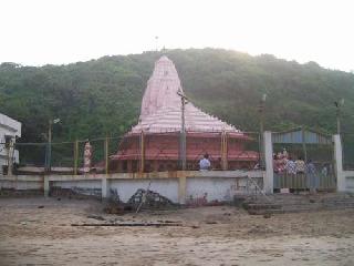 Ganpatipule's protector wall consists of two pieces | गणपतीपुळेच्या संरक्षक भिंतीचे दोन तुकडे