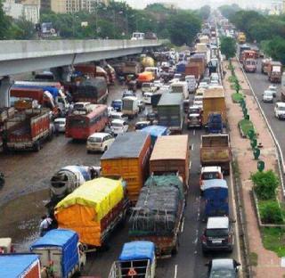 Roads going out of Mumbai, tremendous traffic congestion on the highway | मुंबईबाहेर जाणा-या रस्ते, महामार्गावर प्रचंड मोठी वाहतूक कोंडी Roads going out of Mumbai, tremendous traffic congestion on the highway | मुंबईबाहेर जाणा-या रस्ते, महामार्गावर प्रचंड मोठी वाहतूक कोंडी