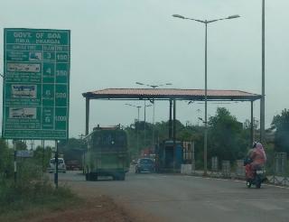 GST Impact - A toll on vehicles coming to Goa from midnight | GST Impact - मध्यरात्री पासून गोव्यात येणाऱ्या वाहनांवरील टोल रद्द GST Impact - A toll on vehicles coming to Goa from midnight | GST Impact - मध्यरात्री पासून गोव्यात येणाऱ्या वाहनांवरील टोल रद्द