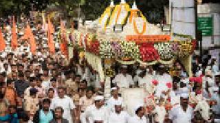 Tumkur's first stand was held in Malinagar | माळीनगर येथे पार पडले तुकोबारायांचे पहिले उभे रिंगण Tumkur's first stand was held in Malinagar | माळीनगर येथे पार पडले तुकोबारायांचे पहिले उभे रिंगण