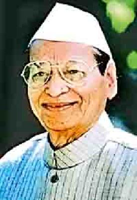 Babuji lauded the blood donation and tree plantation program on Sunday | रक्तदान व वृक्षोरापण कार्यक्रमातून रविवारी बाबूजींना आदरांजली Babuji lauded the blood donation and tree plantation program on Sunday | रक्तदान व वृक्षोरापण कार्यक्रमातून रविवारी बाबूजींना आदरांजली