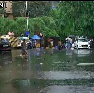 Heavy rains in Mumbai, the Central Railway is delayed | मुंबईत पावसाची दमदार हजेरी, मध्य रेल्वे उशिराने Heavy rains in Mumbai, the Central Railway is delayed | मुंबईत पावसाची दमदार हजेरी, मध्य रेल्वे उशिराने