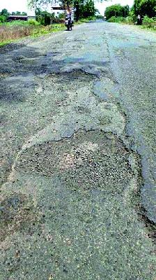 The plight of Niphad-Pimpalgaon road | निफाड-पिंपळगाव रस्त्याची दुर्दशा